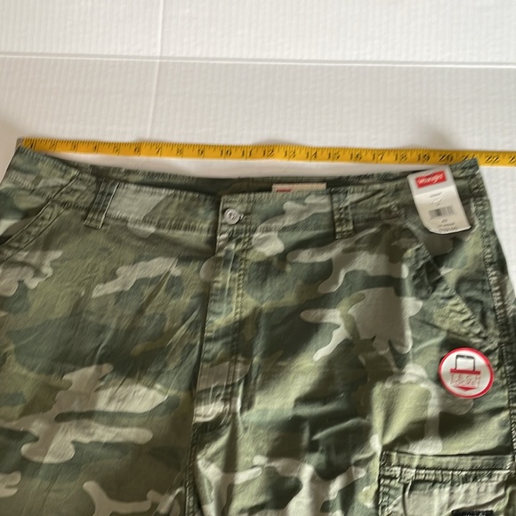 Wrangler camouflage relaxed fit  shorts men’s size 42, 10” inseam NWT - Picture 9 of 11